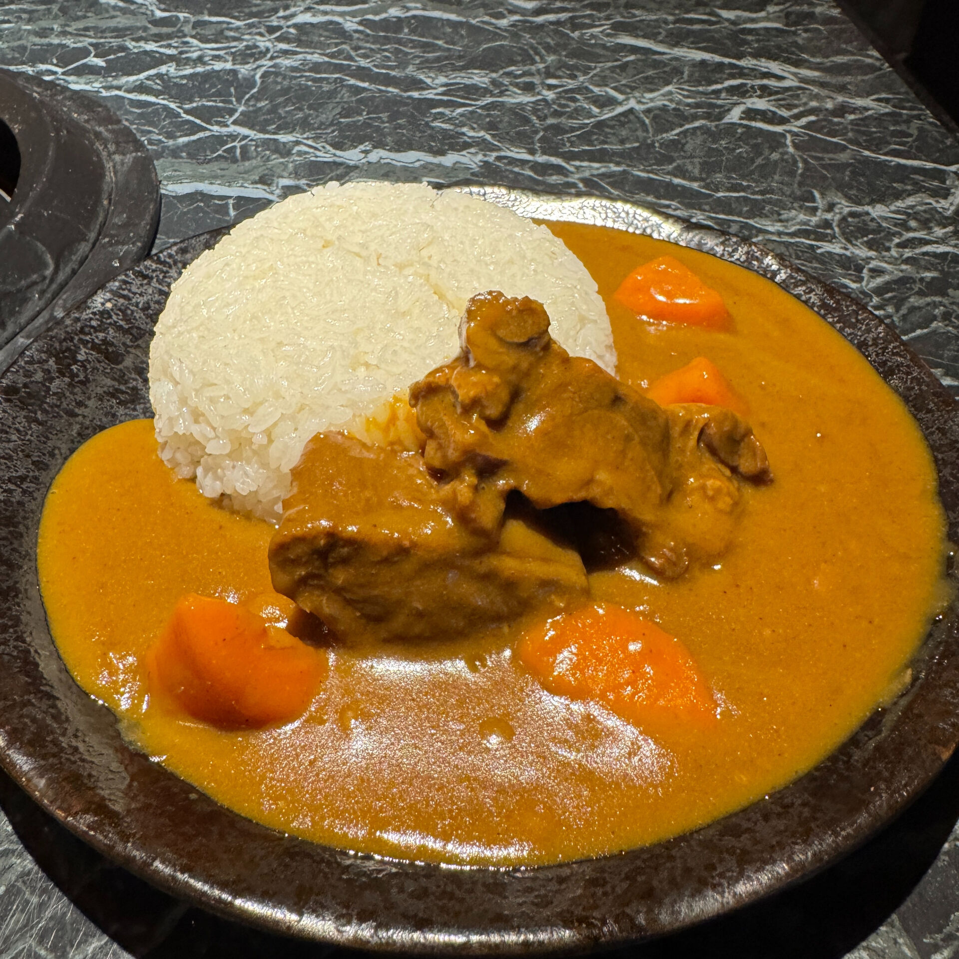 肉の旨味を堪能する瞬間